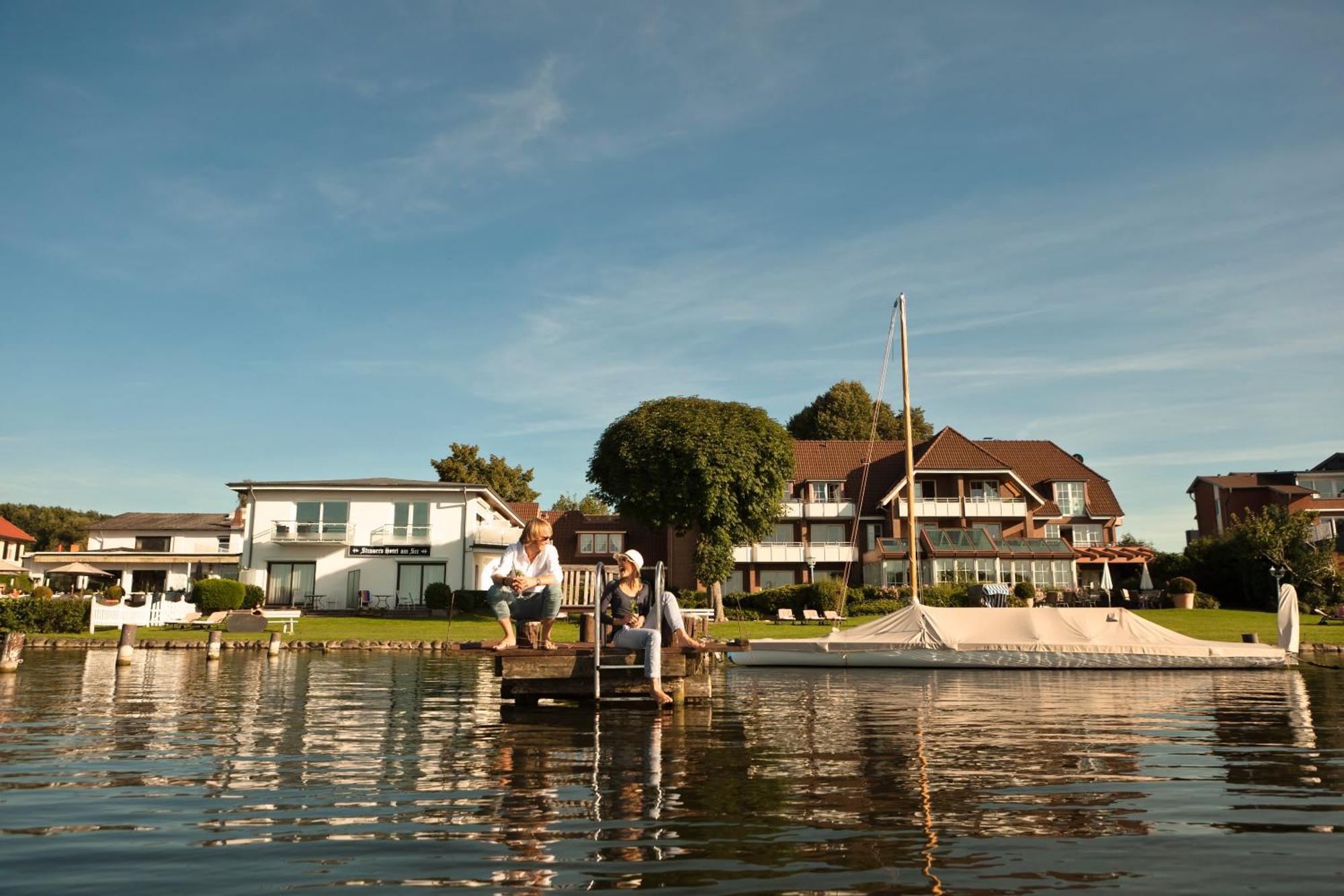Strauers Hotel Am See Bosau Exterior photo