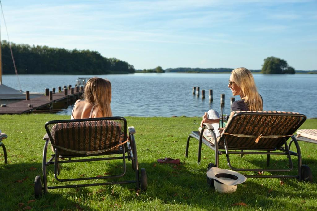 Strauers Hotel Am See Bosau Exterior photo