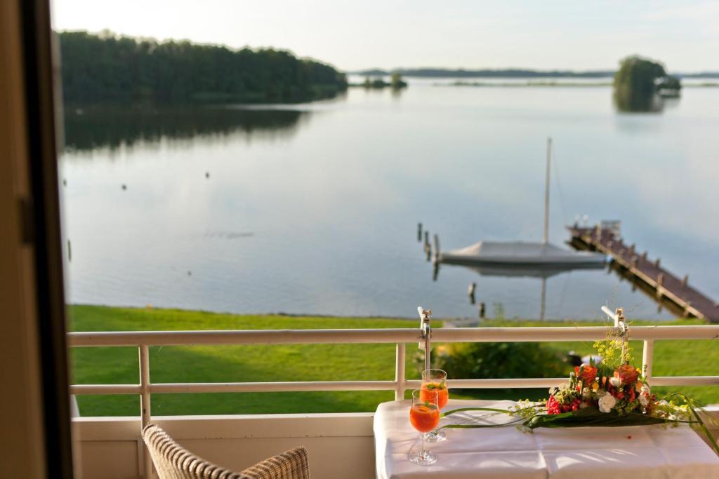 Strauers Hotel Am See Bosau Exterior photo
